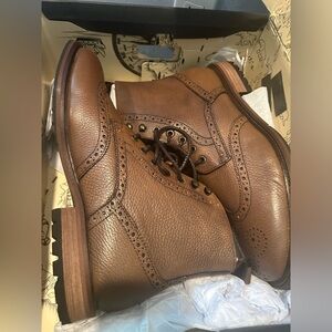 Brand new Banana Republic Cognac Wingtip  brogues, size 10.